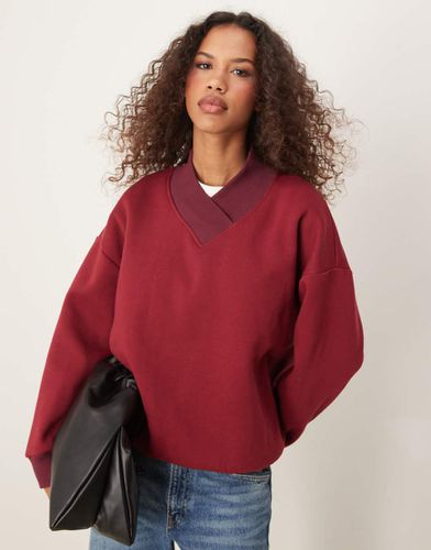 Felpa bordeaux con scollo alto a V e finiture a contrasto - ASOS DESIGN - Modalova