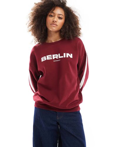 Felpa oversize bordeaux con grafica "Berlin" - ASOS DESIGN - Modalova