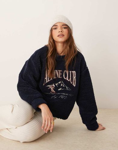 Felpa oversize in pile borg con ricamo "Ski Club" - ASOS DESIGN - Modalova