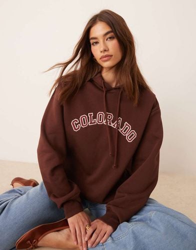 Felpa oversize con cappuccio e nome di località applicato - ASOS DESIGN - Modalova