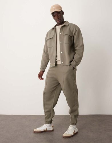 Joggers oversize kaki gessati - ASOS DESIGN - Modalova