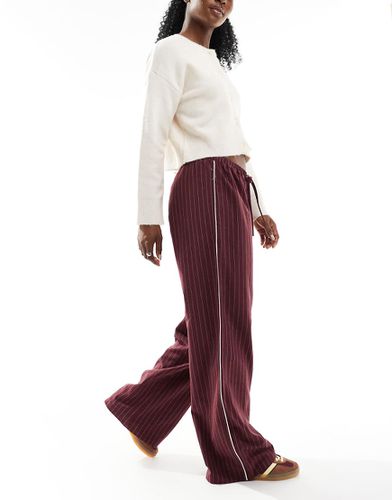 Joggers sartoriali bordeaux gessati con riga laterale - ASOS DESIGN - Modalova