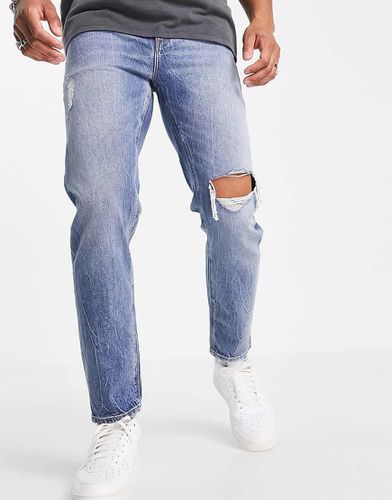 Jeans classici rigidi lavaggio chiaro con strappi sulle ginocchia e abrasioni - ASOS DESIGN - Modalova