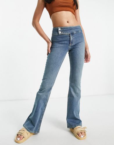 Jeans a zampa stretch a vita bassa con fascia in vita - ASOS DESIGN - Modalova