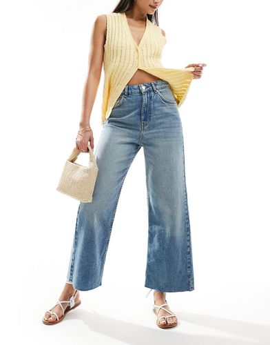 Jeans taglio corto tinto medio a fondo ampio - ASOS DESIGN - Modalova