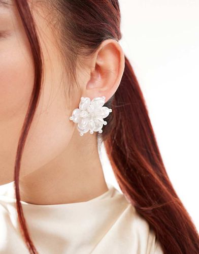 Orecchini a bottone con dettagli a forma di fiore con perle sintetiche - ASOS DESIGN - Modalova