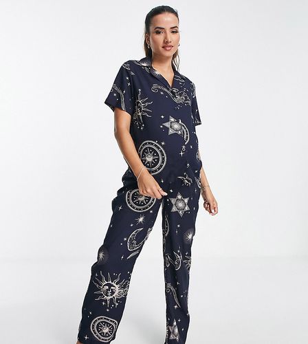 ASOS DESIGN Maternity - Pigiama con camicia e pantaloni in modal con stampa stile oroscopo - ASOS Maternity - Modalova