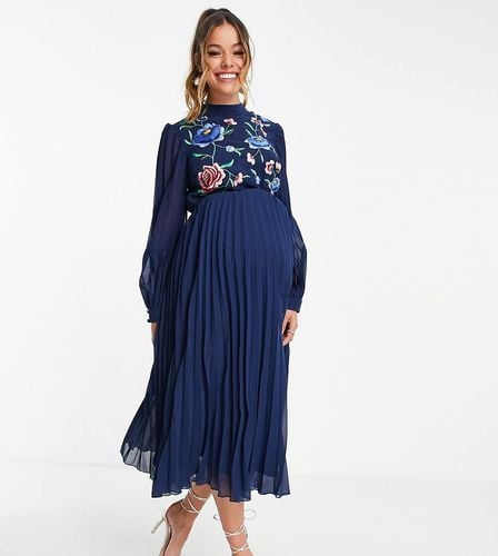 ASOS DESIGN Maternity - Vestito skater midi accollato a maniche lunghe con pieghe e ricamo - ASOS Maternity - Modalova