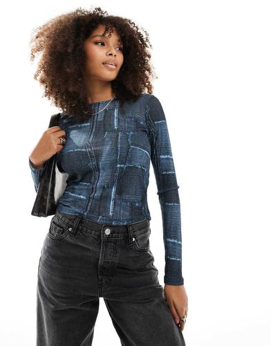 Maglietta ristretta a maniche lunghe in rete con stampa blu denim patchwork - ASOS DESIGN - Modalova