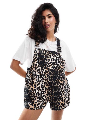 Salopette di jeans con stampa leopardata - ASOS DESIGN - Modalova