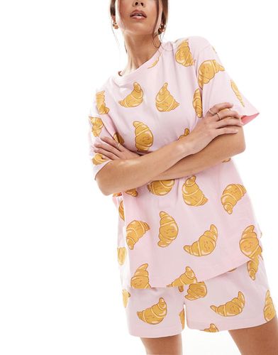 Set pigiama oversize con stampa di croissant con pantaloncini e T-shirt - ASOS DESIGN - Modalova