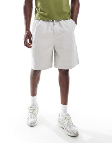 Short cargo mi-long à écusson - Taupe - Asos Design - Modalova