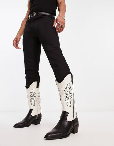Stivali stile western con tacco in pelle nera e crema a contrasto - ASOS DESIGN - Modalova