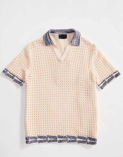 Polo écru in maglia all'uncinetto con finiture a contrasto e intaglio sullo scollo - ASOS DESIGN - Modalova