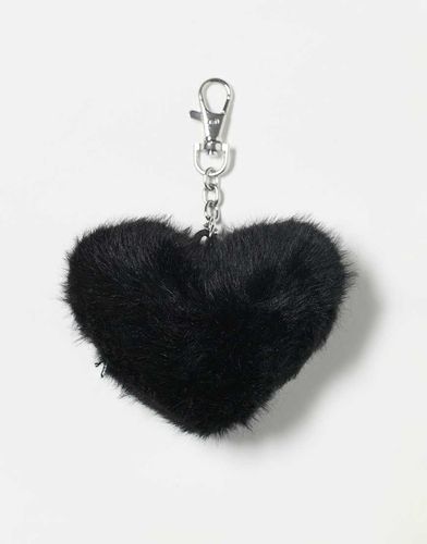 Portachiavi charm per borsa con cuore in pelliccia nera - ASOS DESIGN - Modalova