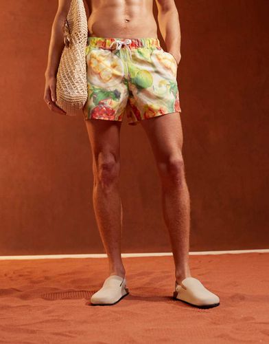 Pantaloncini da bagno taglio corto con stampa di frutta - ASOS DESIGN - Modalova