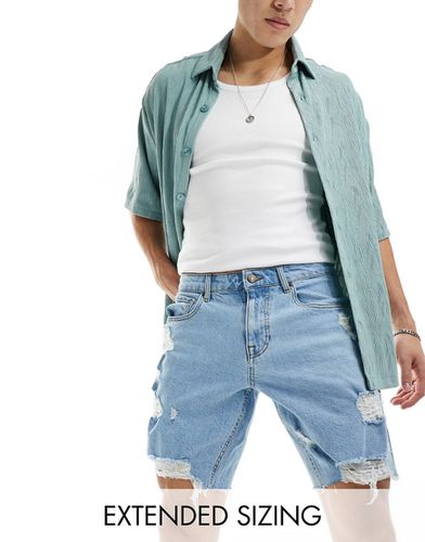 Pantaloncini di jeans lunghi lavaggio chiaro con abrasioni - ASOS DESIGN - Modalova