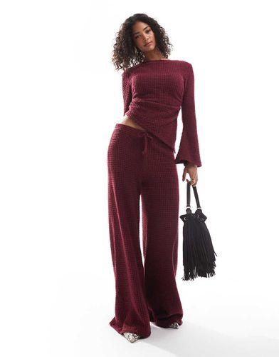 Pantaloni morbidissimi bordeaux testurizzati a bolle con fondo ampio in coordinato - ASOS DESIGN - Modalova