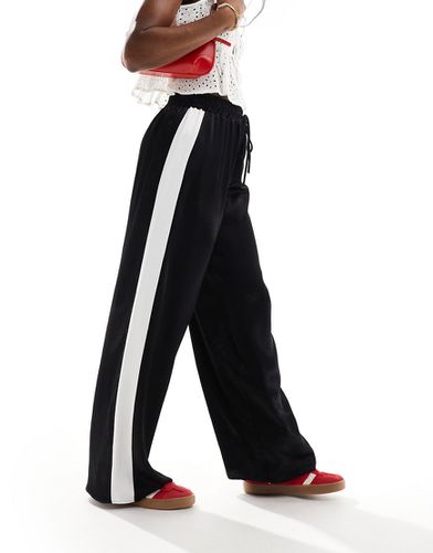 Pantaloni neri in raso con particolare a contrasto - ASOS DESIGN - Modalova