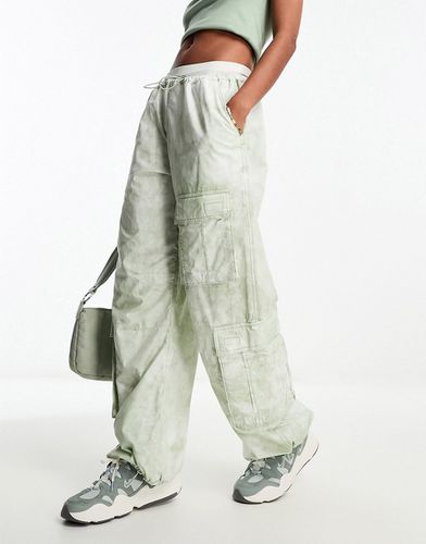 Pantaloni cargo stile parachute con tasche e stampa tie-dye - ASOS DESIGN - Modalova