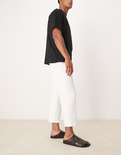 Pantaloni corti dritti eleganti in velluto effetto stropicciato bianco - ASOS DESIGN - Modalova