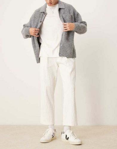 Pantaloni corti dritti eleganti in velluto effetto stropicciato bianco - ASOS DESIGN - Modalova