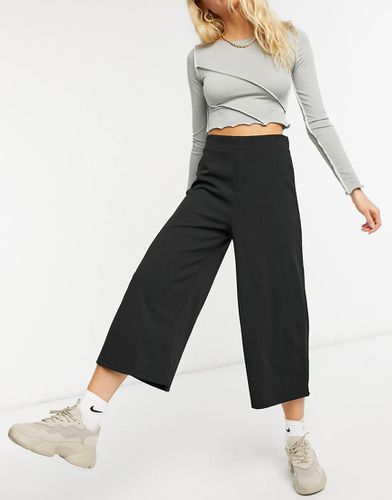 Pantaloni cropped neri in crêpe di jersey con fondo ampio - ASOS DESIGN - Modalova