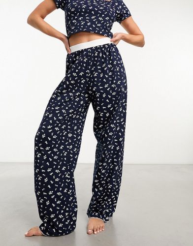 Pantaloni del pigiama mix & match con stampa a fiorellini, fascia in vita esposta e finiture a festoncino - ASOS DESIGN - Modalova