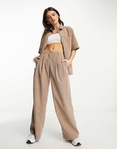 Pantaloni drappeggiati con fondo ampio a costine marroni in coordinato - ASOS DESIGN - Modalova