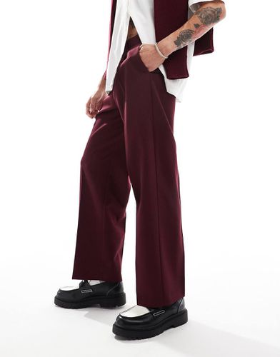 Pantaloni eleganti a fondo ampio bordeaux a pieghe sul davanti - ASOS DESIGN - Modalova