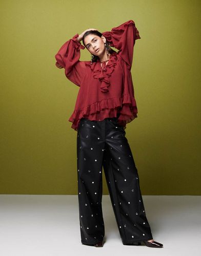 Pantaloni in pelle sintetica neri con borchie - ASOS DESIGN - Modalova