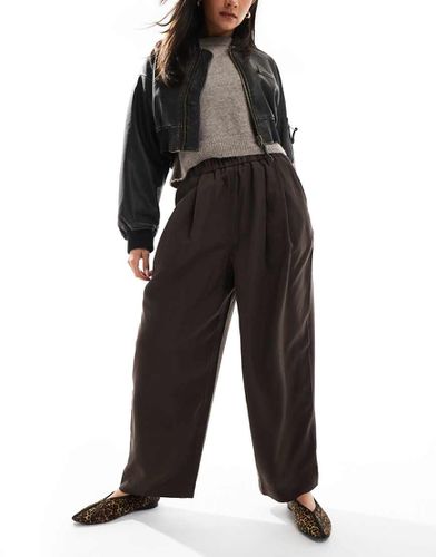 Pantaloni premium casual marroni con dettaglio a pieghe - ASOS DESIGN - Modalova