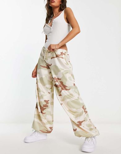 Pantaloni stile paracadutista in raso mimetico - ASOS DESIGN - Modalova