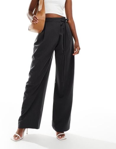 Pantaloni sartoriali a fondo ampio grigi con allacciatura a portafoglio - ASOS DESIGN - Modalova