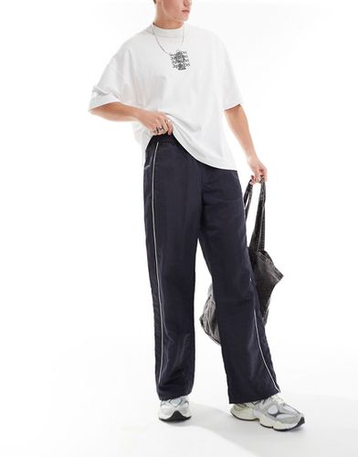 Pantaloni sportivi ampi in nylon con profili bianchi - ASOS DESIGN - Modalova
