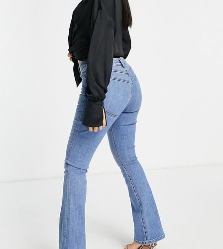 ASOS DESIGN Petite - Jeans a vita alta a zampa elasticizzati modellanti e push-up in acceso - ASOS Petite - Modalova