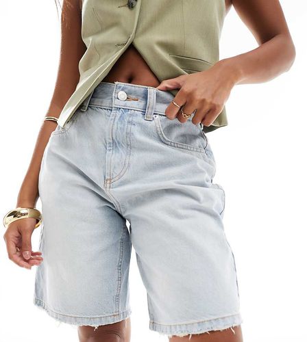 ASOS DESIGN Petite - Pantaloncini bermuda in denim lavaggio chiaro - ASOS Petite - Modalova