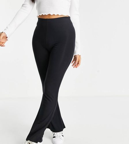 ASOS DESIGN Petite - Pantaloni a zampa neri - ASOS Petite - Modalova