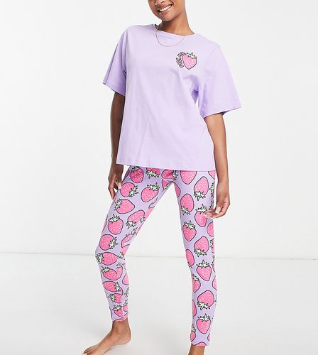 ASOS DESIGN Petite - Pigiama con T-shirt oversize e leggings lilla con stampa di fragole - ASOS Petite - Modalova