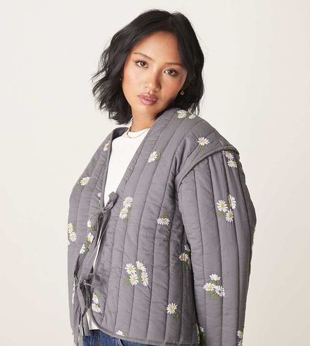 ASOS DESIGN Petite - Veste matelassée nouée sur l'avant à broderies - délavé - Asos Petite - Modalova