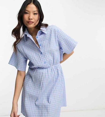 ASOS DESIGN Petite - Vestito camicia corto in tessuto seersucker viola e blu a quadri con cut-out sul retro - ASOS Petite - Modalova