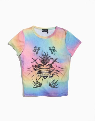 Pride - T-shirt genderless corta e stretta in rete tie-dye arcobaleno con stampa sul davanti - ASOS DESIGN - Modalova