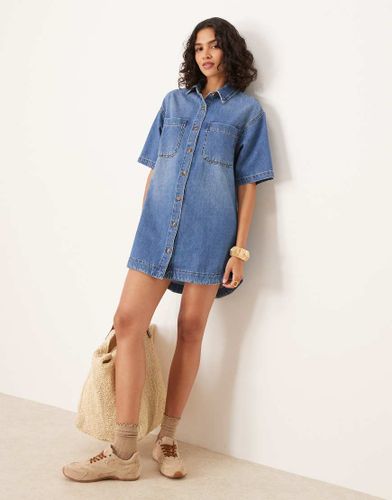 Robe chemise courte à manches courtes en jean - moyen délavé - Asos Design - Modalova