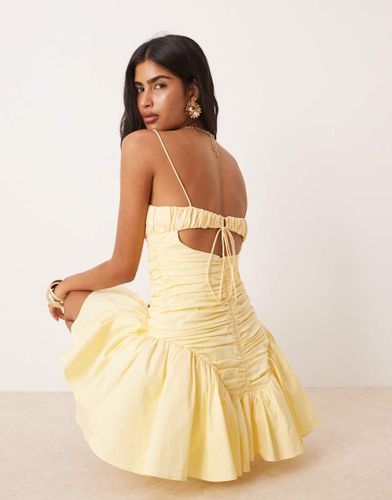 Robe courte à bretelles fines avec jupe évasée et buste froncé - citron - Asos Design - Modalova