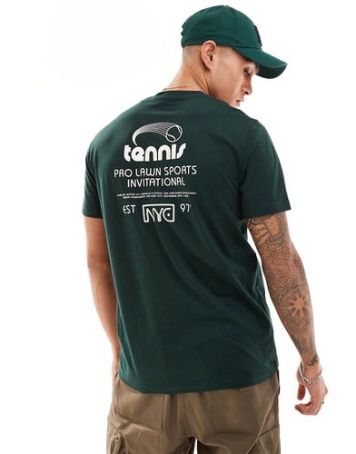 T-shirt scuro con stampa tennis sulla schiena - ASOS DESIGN - Modalova