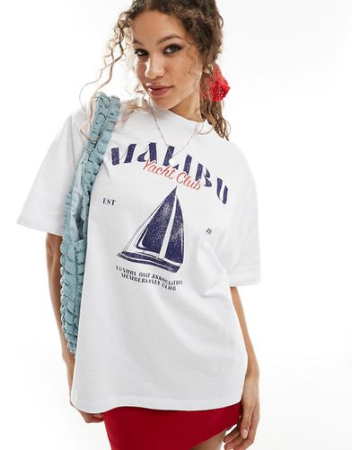 T-shirt vestibilità boyfriend bianca con stampa Malibu Yacht - ASOS DESIGN - Modalova