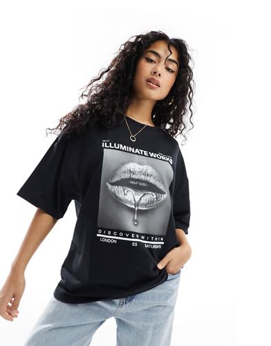 T-shirt vestibilità boyfriend nera con stampa con labbra color argento - ASOS DESIGN - Modalova