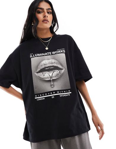 T-shirt vestibilità boyfriend nera con stampa con labbra color argento - ASOS DESIGN - Modalova