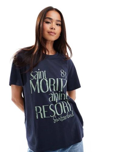 T-shirt vestibilità classica con stampa Saint Moritz - ASOS DESIGN - Modalova