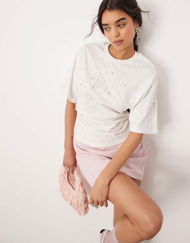 T-shirt bianca stretta in vita con perle - ASOS DESIGN - Modalova